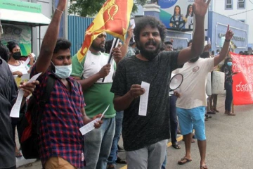 பிரதமர் மஹிந்தவையும் பதவி விலக கோரி ஆர்ப்பாட்டம்! அலரி மாளிகையில் பாதுகாப்பு!