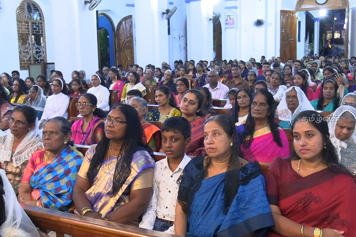 மட்டக்களப்பில் பலத்த பாதுகாப்புடன் ஈஸ்டர் ஆராதனை வழிபாடுகள்! குவிக்கப்பட்ட பொலிஸார் - விமானப்படையினர் | Easter Sunday 2026 மட்டக்களப்பில் பலத்த பாதுகாப்புடன் ஈஸ்டர் ஆராதனை வழிபாடுகள்! குவிக்கப்பட்ட பொலிஸார் - விமானப்படையினர் | Easter Sunday 2026