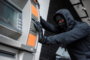 தனியார் வங்கியில் கொள்ளை; பாதுகாவலரை நாற்காலியில் கட்டி வைத்துவிட்டு சம்பவம்