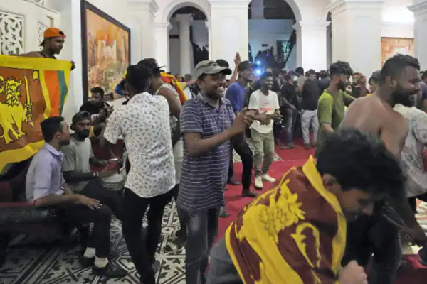 கொடியை திருடியவரை தூக்கி உள்ளேபோட்ட நீதிமன்றம்! | Court Person Who Stole The Flag And Put Him