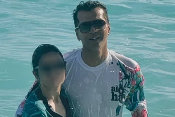 பிரபல நடிகையுடன் ஹவாய் தீவில் குளித்த வினய், லீக் ஆன புகைப்படங்கள்