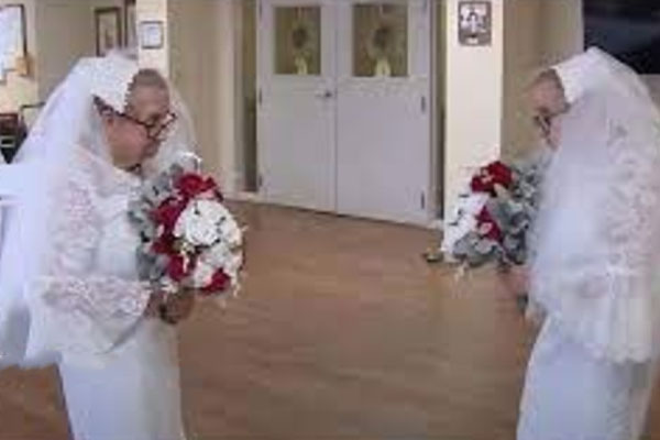 தன்னை தானே திருமணம் செய்து கொண்ட வயோதிப பெண்மணி | Elderly Woman Who Married Herself