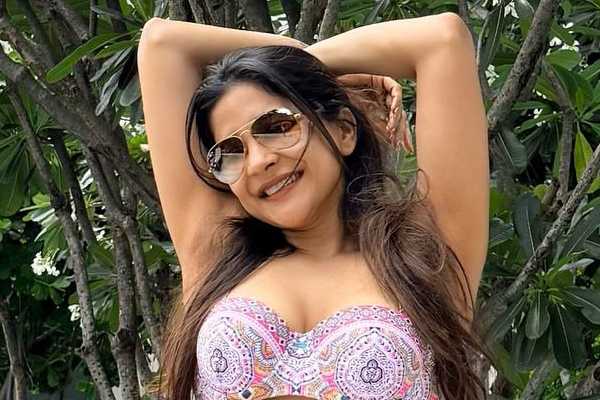 கிளாமர் ஆடையில் அசத்தும் நடிகை சாக்ஷி அகர்வால்... | Actress Sakshi Agarwal Recent Photoshoot Post
