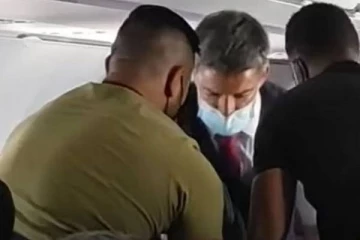 பறக்கும் விமானத்தில் சிறுவனை வலுக்கட்டாயமாக கட்டிவைத்த ஊழியர்கள்: மறுத்த விமான நிறுவனம்