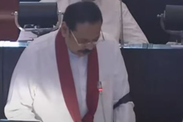 மகிந்தவுக்கு நாடாளுமன்றத்தில் கறுப்பு பட்டி அணிவிப்பு | Black Belt Parliament