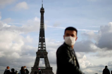 ஈபிள் டவரை தாக்கிய மின்னல்; இருளில் மூழ்கிய நகரங்கள்