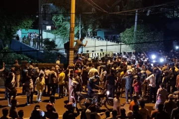 මිරිහානෙදි ඊයේ රැ කොල්ලෙක් කියපු කතාව සමාජ මාධ්ය කලබයි...ජනමාධ්යටත් ඇගිල්ල දිගු වෙයි...(VIDEO)