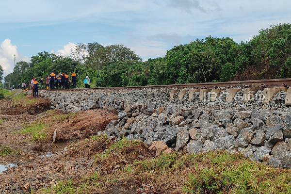 வவுனியாவில் சேதமடைந்த தொடருந்து பாதைகளை பார்வையிட்ட பிரதி அமைச்சர் 1 Gallery