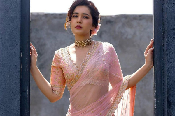 மதுபோதையில் முரட்டுத்தனமான ராஷி கண்ணாவுக்கு முத்தம்.. வைரலாகும் குடிமகனின் வீடியோ. | Drinking Man Kiss For Rashi Khanna Poster Video