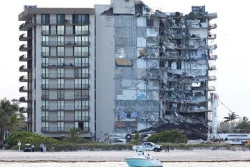 12 மாடிக் கட்டிடம் தரைமட்டமாகும் காட்சி: 24 பேர் பலி! 121 பேர் மாயம்