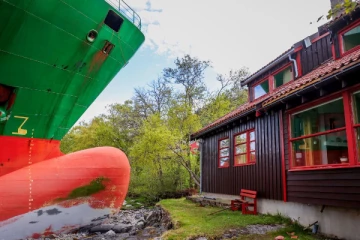 நார்வேயில் வீட்டு தோட்டத்தில் மோதிய பிரமாண்ட சரக்கு கப்பல்: விபத்து நடந்தது எப்படி?