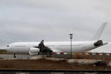 ஆள் கடத்தல் சர்ச்சை; 303 இந்தியர்கள் சென்ற விமானம் அவசர தரையிறக்கம் - என்ன நடந்தது?