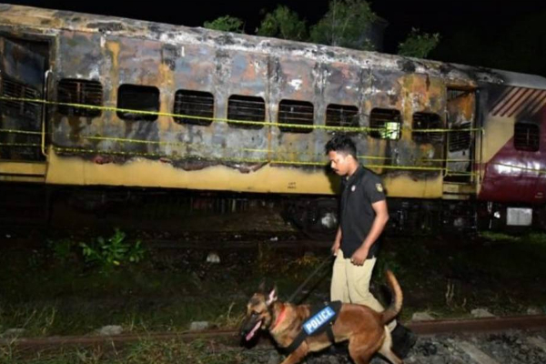 தீ பற்றி எரிந்த ரயில் பெட்டிகள்; விபத்தா - சதியா? உச்சகட்ட பதற்றம் | Fire In The Train Again In Kerala தீ பற்றி எரிந்த ரயில் பெட்டிகள்; விபத்தா - சதியா? உச்சகட்ட பதற்றம் | Fire In The Train Again In Kerala