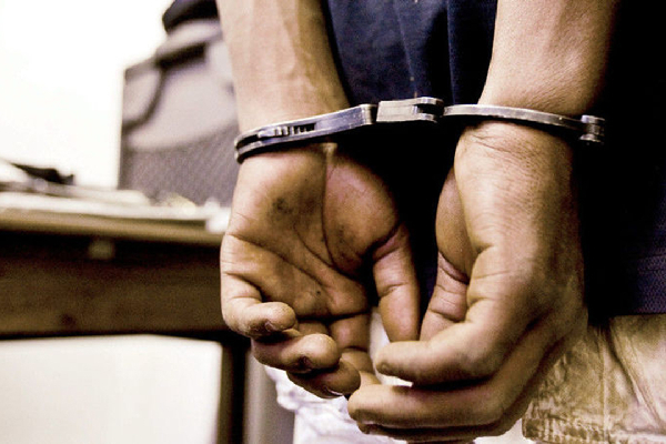 வெளிநாட்டு கைத்துப்பாக்கியுடன் ஒருவர் கைது | Man Arrested With Foreign Made Pistol