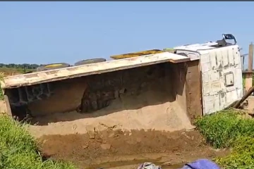 தமிழர் பகுதியில் பாலம் இடிந்து விழுந்து விபத்து ; குடைசாய்ந்த லொறி