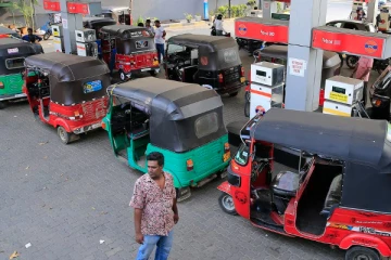 மீண்டும் எரிபொருள் நிரப்பு நிலையங்களில் நீண்ட வரிசைகள்!