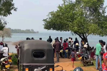 படகு கவிழ்ந்ததில் 18 வயதுடைய இரு இளைஞர்கள் மாயம்