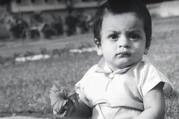 இந்த புகைப்படத்தில் இருப்பவர் இந்திய சினிமாவின் முன்னணி நடிகர்.. யாருனு கண்டுபிடிங்க பாக்கலாம்