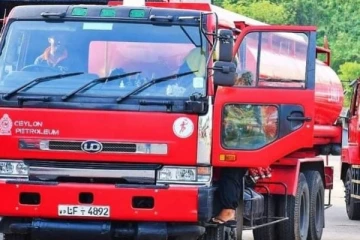 වහාම ක්‍රියාත්මක පරිදි අද මධ්‍යම රාත්‍රියේ සිට ඉන්ධන මිල පහල දමයි..!