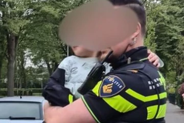 நகரில்  தனியாக  காரை  செலுத்திச் சென்ற 4 வயது சிறுவனால் பரபரப்பு!