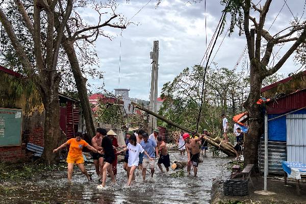 நிலச்சரிவு, இடைவிடாத பேய் மழை... பெருவெள்ளத்தில் மூழ்கும் ஒரு ஆசிய நாடு | Vietnam Flooding Relentless Rain நிலச்சரிவு, இடைவிடாத பேய் மழை... பெருவெள்ளத்தில் மூழ்கும் ஒரு ஆசிய நாடு | Vietnam Flooding Relentless Rain