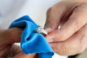 தங்க நகைகளை  பீரோவில் பூட்டி வைத்து பாதுகாப்பவரா?... இனி இந்த பிழையை செய்யாதீர்கள்!