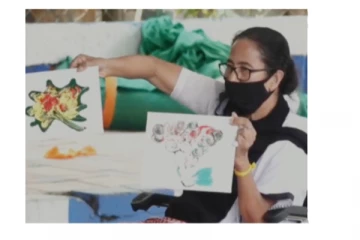 தர்ணா போராட்டத்தில் தனது ஓவியத் திறமையை வெளிக்காட்டிய மம்தா!