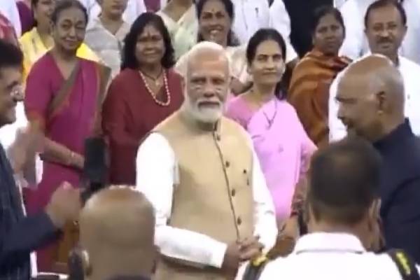 ஜனாதிபதியினை மதிக்காமல் சென்றாரா பிரதமர் மோடி? - வைரலாகும் வீடியோ - தமிழ்நாடு