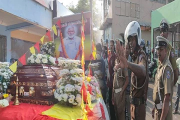 சாந்தனின் உடல் தாங்கிய ஊர்தியினை மறித்த காவல்துறையினர்