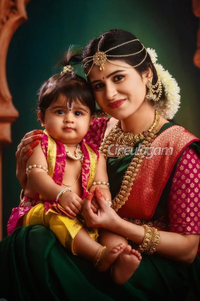 சீரியல் நடிகை ரித்திகாவின் மகளா இது, கிருஷ்ணா வேடத்தில் செம கியூட்டாக உள்ளாரே... கியூட் போட்டோ | Serial Actresrithika Daughter Krishan Attire Photo