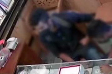 පොලීසියට අයදුම්කළ තරුණයින්ගේ අමුතු වැඩක් කැමරා කාචයේ සටහන් වෙයි..(CCTV VIDEO)