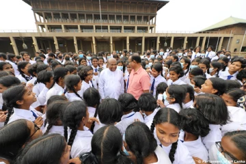 நாடாமன்றத்தை பார்வையிட வருகை தந்த மாணவர்கள்