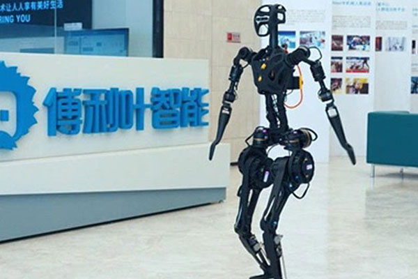 சீனாவில் புதிய தயாரிப்பு; கால்பந்து விளையாடும் ரோபோக்கள் | New Product In China Robots Playing Soccer