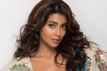 ட்ரான்ஸ்பரென்ட் சேலையில் கிளாமர் போஸ் கொடுத்த ஸ்ரேயா சரண்.. வர்ணிக்கும் இளசுகள்