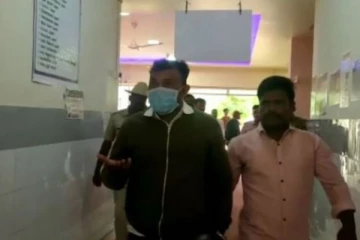 ஆடைகள் அகற்றியும், பாலியலாகவும் மாணவர்கள் துன்புறுத்தல்... ஆசிரியரே அத்துமீறலாமா?