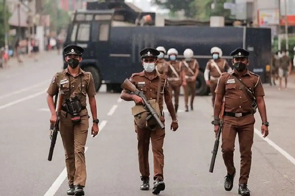 அம்பாறையில் ஆளும்கட்சி எம்.பிகளின் வீடுகள் தீக்கிரை: இதுவரை 33 பேர் கைது | 33 Arrested Setting Ruling Party Mps Houses Ampara