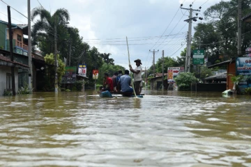 வெள்ளத்தில் அடித்துச் செல்லப்பட்ட சொகுசு கார்
