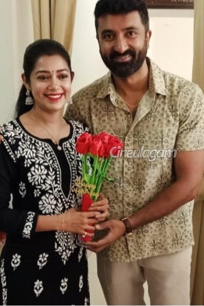 சன் டிவியில் கணவன், ஜீ தமிழில் மனைவி என நடிக்கும் ரியல் சீரியல் ஜோடிகள்... யாரெல்லாம் பாருங்க | Fans Favourite Real Serial Jodis Coincidence சன் டிவியில் கணவன், ஜீ தமிழில் மனைவி என நடிக்கும் ரியல் சீரியல் ஜோடிகள்... யாரெல்லாம் பாருங்க | Fans Favourite Real Serial Jodis Coincidence