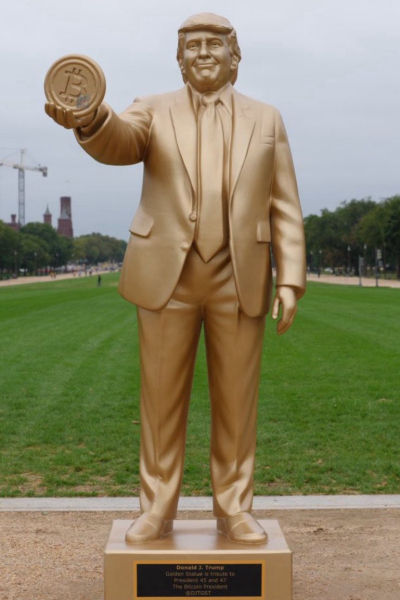 அமெரிக்காவில் நிறுவப்பட்ட ட்ரம்பின் 12 அடி உயர தங்க நிற சிலை! | Trump Statue Holding Bitcoin Appears In Us Capitol