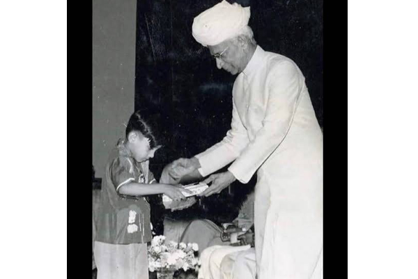 முக்கிய நபரிடம் சிறுவயதில் பரிசு பெற்ற கமல்! இதுவரை பலரும் பார்த்திராத அரிதான போட்டோ.. | Kamal Dr Radha Krishnan