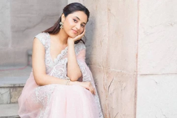 டிரான்ஸ்பெரண்ட் சேலையில் மயக்கும் நடிகை பிரியங்கா மோகன்!! புகைப்படங்கள்..