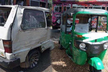 முச்சக்கர வண்டி - வேன் நேருக்கு நேர் மோதி கோர விபத்து : குடும்பஸ்தர் பலி