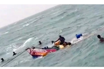 அசானி புயலால் நடுக்கடலில் சிக்கி உயிருக்கு போராடி 9 மீனவர்கள் - பதற வைக்கும் அதிர்ச்சி சம்பவம்