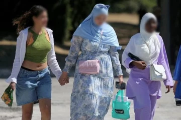 பிரான்ஸ் பாடசாலைகளில் இனி அபாயா அணிய முடியாது