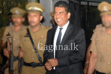 වැලිකඩ මැගසීන් බන්ධනාගාරයේ සිට ජොන්ස්ටන් කුරුණෑගල ජනතාව අමතයි.