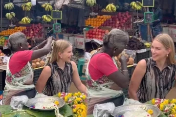 “பூ வச்சிக்கோ இன்னும் அழகா இருப்ப” வெளிநாட்டுப் பெண்ணுக்கு பூ வைத்து அழகு பார்த்த பாட்டி! வைரலாகும் வீடியோ