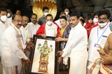 திருப்பதி ஏழுமலையான் கோவிலில் சுவாமி தரிசனம் செய்த மகிந்த! (Photos)