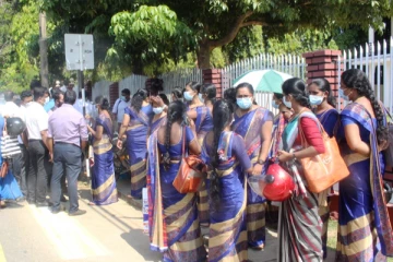 மட்டக்களப்பு சிவானந்தா தேசிய பாடசாலை ஆசிரியர்கள் கவனயீர்ப்பு போராட்டம் (PHOTOS)