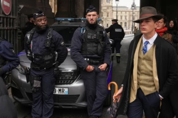 பிரான்ஸ் அருங்காட்சியக கொள்ளை: புகைப்படத்தால் ஒரே நாளில் பிரபலமான இளைஞர்