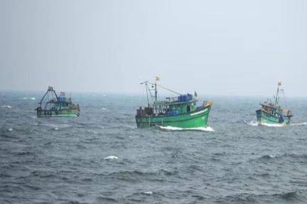 யாழ். வடமராட்சியில் 16 பேர் அதிரடி கைது! | Illegal Fishing In Vadamarachchi 16 Peoples Arrest
